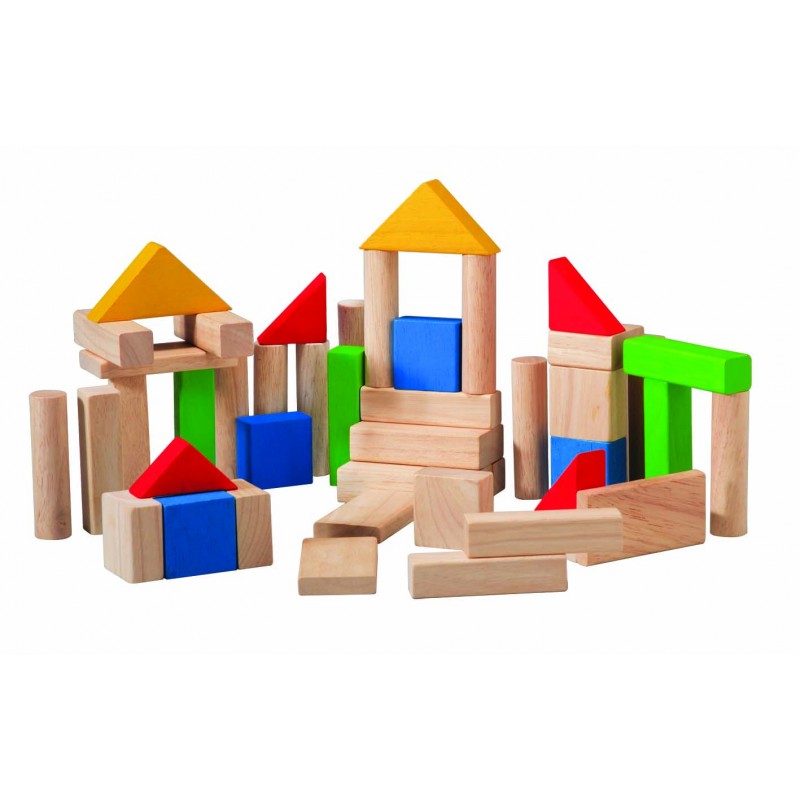 Bloques de madera diferentes formas para juego construcción.